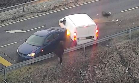 Videó: Utolsó pillanatban ugrott a szalagkorlát mögé az úton várakozó autós