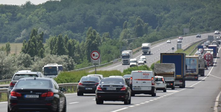 Torlódik a forgalom a magyar-szlovák határátkelőknél a szlovák fovarozók sztrájkja miatt