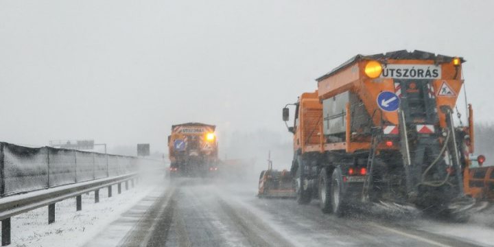 Éjszaka havazás várható az ország nyugati részén, a legtöbb hó Alpokalján eshet – a Közút az érintett területeken előszórást is végez
