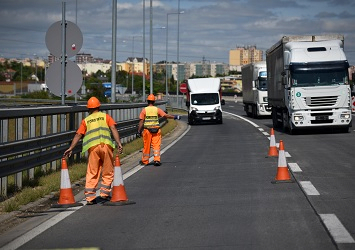 Javítási munkák miatt sávelhúzásos terelést építenek ki az M1-es autópálya Rába-hídján