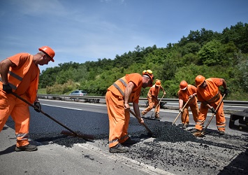 Javítási munkákat végeznek a következő egy hónapban az M1-es autópálya Tatabányától Budapestig tartó szakaszain