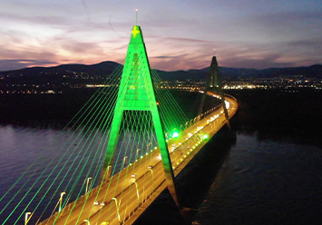 Óriás karácsonyfát varázsolt a Megyeri hídból a Magyar Közút