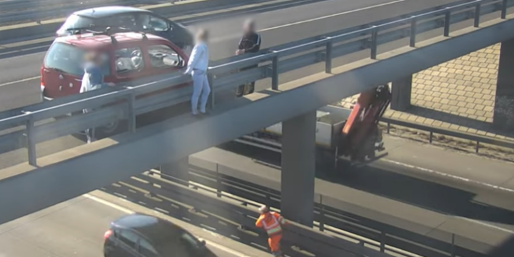 Videó: Közutasok siettek a hídról leugrani készülő nő segítségére