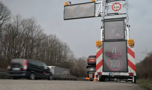 Videó: Önműködő terelőrendszerrel növeli a Magyar Közút dolgozói biztonságát