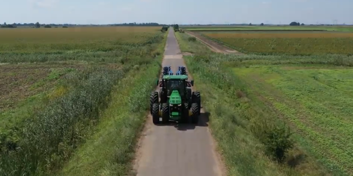 Javában zajlanak az aratási munkák – Figyeljünk a mezőgazdasági gépekre az utakon