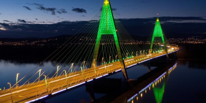 Fotók-Így néz ki a 100 méteres karácsonyfákká alakított Megyeri-híd