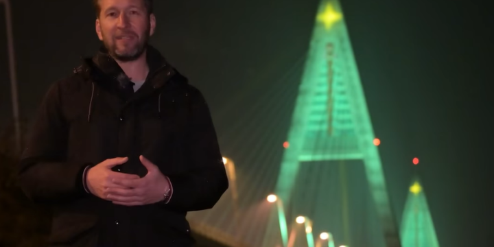 Videó-Sikeres volt a főpróba, péntek délutántól újra karácsonyfává alakítja a Megyeri-hidat a Magyar Közút