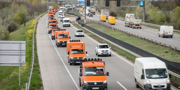 Hosszabb lett az elhunyt közutasok tiszteletére vonuló konvoj