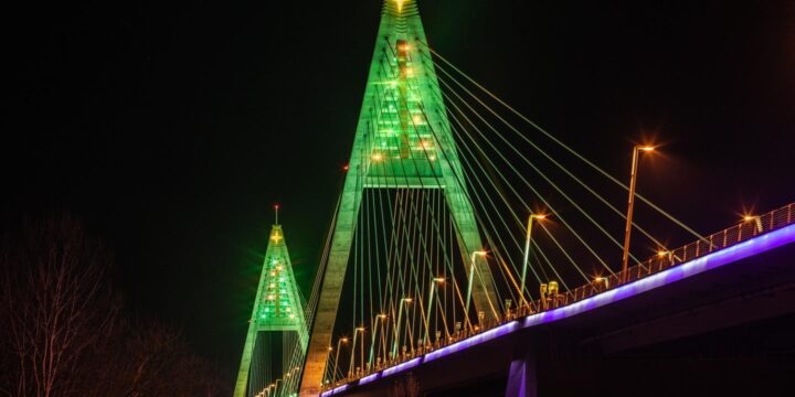 Friss fotók-Fenyőfából az ország legnagyobb karácsonyfájává vált a Megyeri híd